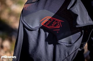 Die Stage Protektorweste setzt großteils auf ein atmungsaktives Mesh-Material Die Stage Protektorweste setzt großteils auf ein atmungsaktives Mesh-Material