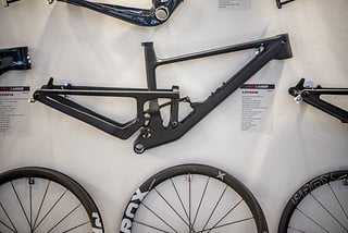 So mancher unscheinbar an der Wand hängende Carbon-Rahmen macht optisch einiges her.
