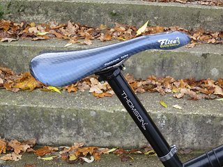 22 kg Gesamtgewicht, aber ein Flite 3 Carbon Sattel mit Titanstreben und eine Thomson Stütze sowie eine unter 6 g leichte Sattelklemme 22 kg Gesamtgewicht, aber ein Flite 3 Carbon Sattel mit Titanstreben und eine Thomson Stütze sowie eine unter 6 g leichte Sattelklemme