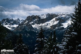 Aktuell liegt die Schneefallgrenze grob geschätzt 200 hm oberhalb des Tals