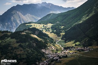 Zwischendurch hat man immer wieder eine tolle Aussicht auf La Thuile und die umliegenden Berge