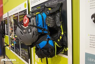 Der Vollvisierhelm lässt sich leicht am Protektor-Rucksack fixieren