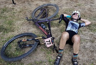 Nach dem Rennen Schmerzt der Rücken so sehr, dass ich mich hinlegen muss und fast nicht mehr aufstehen kann Nach dem Rennen Schmerzt der Rücken so sehr, dass ich mich hinlegen muss und fast nicht mehr aufstehen kann