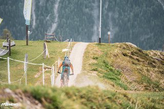 Was tun, wenn im Einstieg der Trail steil und damit bremswellenträchtig verlaufen würde?