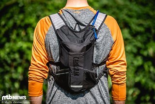 Die Camelbak Chase Bike Vest kommt inklusive 1,5 Liter-Trinkblase und verfügt über 4 Liter Fassungsvermögen