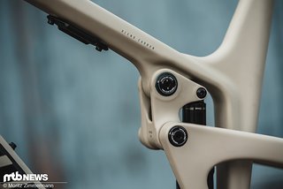 Die obere Umlenkwippe ist aus Carbon gefertigt, das spart Gewicht. Die obere Umlenkwippe ist aus Carbon gefertigt, das spart Gewicht.