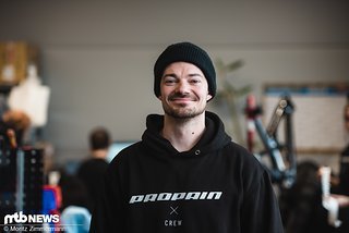 Emu Mendler leitet nicht nur die Produktion bei Propain, sondern ist der erste Mitarbeiter der Firmengeschichte und dementsprechend seit Tag 1 dabei. Emu Mendler leitet nicht nur die Produktion bei Propain, sondern ist der erste Mitarbeiter der Firmengeschichte und dementsprechend seit Tag 1 dabei.