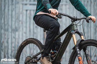 Die Rapha Men's Gore-Tex Pants ist komplett wasserdicht, kostet 285 € und ist in sechs Größen erhältlich.