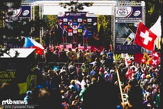 Siegerehrung vor etlichen Zuschauern: Julien Absalon, Nino Schurter und Ondrej Cink (von links).