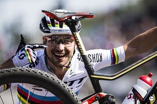 Ein Fingerzeig auf's Bike. Natürlich gehört das Scott zu den besten XC-Bikes dieser Welt, doch ohne die genialen Beine von Schurter ist auch eines der besten Bikes wertlos.