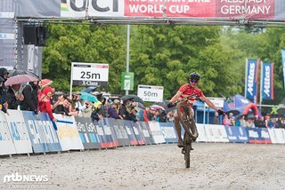 Jonas Lindberg zeigt mit einem Wheelie seine Freude über den dritten Platz.