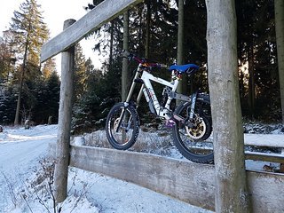 Das schnelle Federwegsmonster auf Ausfahrt im Schnee