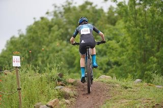 Drei Pfeile nach unten bedeuten, dass gleich der spaßige Downhill folgt