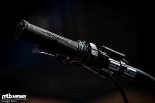Die Bedieneinheit am Lenker scheint von einem Shimano-Motor zu stammen