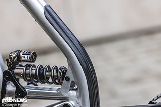 Das Unterrohr wird durch einen Carbon-Protektor geschützt.