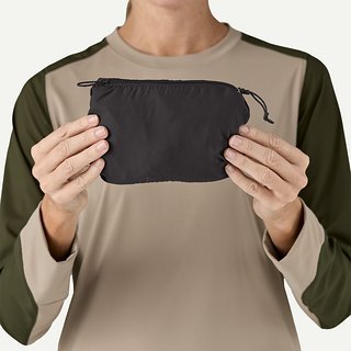 Praktisch: Die Weste kann in ihrer rechten Tasche verstaut werden. Praktisch: Die Weste kann in ihrer rechten Tasche verstaut werden.