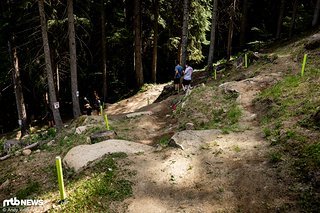 Typisch Val di Sole: Beim Track Walk denkt man sich noch, dass das ja irgendwie gar nicht so schlimm aussieht, und spätestens nach dem ersten Trainingstag wird man von der Black Snake heftiger vermöbelt als von den Klitschko-Brüdern im Duett. Typisch Val di Sole: Beim Track Walk denkt man sich noch, dass das ja irgendwie gar nicht so schlimm aussieht, und spätestens nach dem ersten Trainingstag wird man von der Black Snake heftiger vermöbelt als von den Klitschko-Brüdern im Duett.