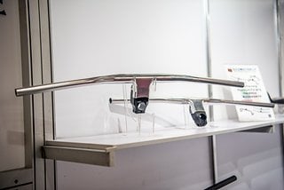 Das einteilige Cockpits aktuell immer mehr in Mode kommen, ist kein Geheimnis. Dass es diese allerdings auch aus Aluminium und nicht nur aus Carbon gibt, war mir neu.