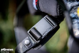 Der Helm wird per magnetischem Fidlock-Verschluss geschlossen. Der Helm wird per magnetischem Fidlock-Verschluss geschlossen.