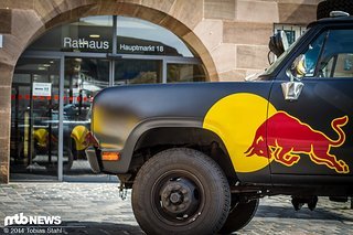 Red Bull geht vor dem Rathaus in Stellung. Hier starten die Fahrer aus dem obersten Stockwerk in den Big Air District