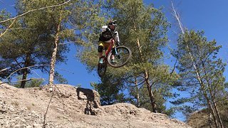 Harte Fahreinlagen steckt das Bike mit seinen 170 mm Federweg locker weg ... Harte Fahreinlagen steckt das Bike mit seinen 170 mm Federweg locker weg ...