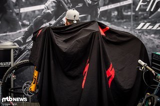 So sieht es übrigens aus, wenn das Team von Specialized am Dämpfer arbeiten muss