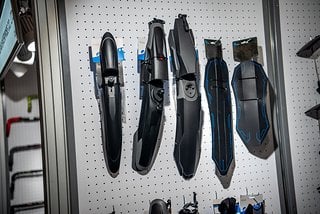 Bei Fox dauert es noch bis September. In China ist man da schon deutlich weiter. Hier stehen gleich drei schicke Fender für die neue Fox Podium USD-Federgabel zur Wahl.