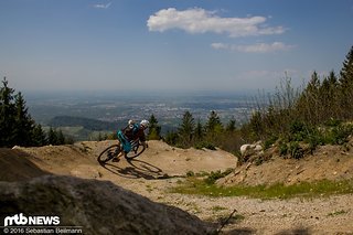 Spaßige große Anlieger im offenen Gelände Spaßige große Anlieger im offenen Gelände