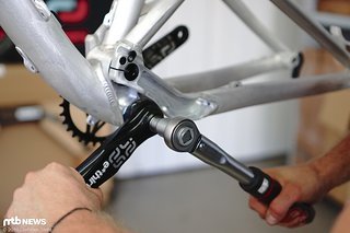 Arm mit Welle einstecken, linken Kurbelarm aufklopfen Arm mit Welle einstecken, linken Kurbelarm aufklopfen