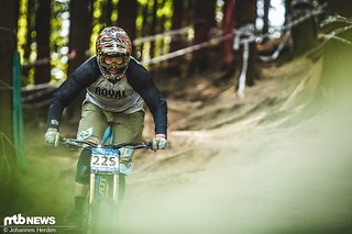 Ben Deakin whippte nicht nur mit, sondern fuhr auch das DH-Rennen