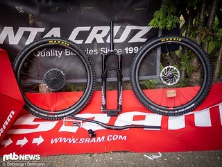 Die Preise für Platz 2 (Santa Cruz Reserve Laufradsatz), 3 (Rock Shox Lyrik RC2 Federgabel) und 4 (Kombination aus Lenker, Vorbau und Griffen von SRAM)