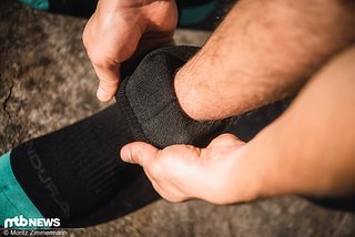 Wenn die Temperaturen nicht allzu niedrig sind, kann man sich mit wasserdichten Socken, Wärmepads und Einlegesohlen gut behelfen.