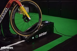Mit der Smart Bedding Maschine will Sinter das Einbremsen von Bremsbelägen automatisieren. Mit der Smart Bedding Maschine will Sinter das Einbremsen von Bremsbelägen automatisieren.