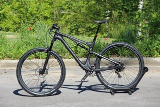 Das Rad bietet an Front und Heck 130 mm Federweg und rollt auf 29" Laufrädern