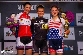 Die glücklichen Damen auf dem Podium - Alessandra Keller, Jenny Rissveds und Kate Courtney.