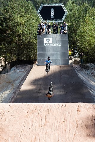Backflip Train von Nicholi Rogatkin und Daniel Ruso auf dem separaten Trick Jump