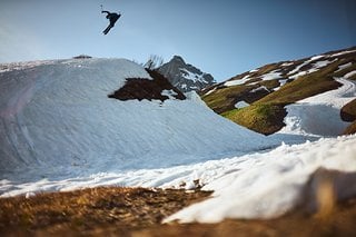 Als ob die vielen Kilometer auf dem Rad nicht schon anstrengend genug wären, lassen die beiden es auf Skiern auch noch ordentlich krachen!