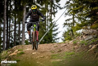 Der Markt an Downhill-Gabeln ist groß geworden und das ist gut so. Die RockShox Boxxer gehört zu den alten Eisen, ist durch das jüngste Ultimate-Update jedoch weiterhin ganz vorne dabei