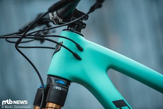 Die Kabel laufen durch gesteckte Gummi-Tüllen ins Rahmeninnere und werden dort in Röhrchen geführt. Die Kabel laufen durch gesteckte Gummi-Tüllen ins Rahmeninnere und werden dort in Röhrchen geführt.