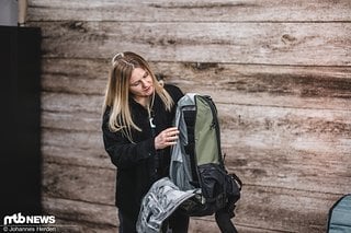 Mit dabei sind außerdem Netztasche, ein Liteshield-Protektor und viele weitere Features.