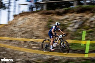 Loana Lecomte brachte das französische Team als dritte Fahrerin wieder zurück an die Spitze des Feldes.
