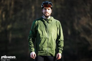 Die Velocio Trail Access Hardshell-Jacke ist wasserdicht, in 8 Größen und 3 Farben verfügbar und kostet 357,95 €.