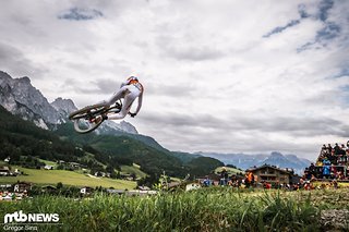 Super schnell fahren, dann noch in den Wallride gappen und ein fetter Whip auf dem Zielsprung