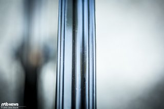 Durch das asymmetrische Felgenbett lässt sich der Reifen von der hier rechten Seite wesentlich einfacher montieren, als anders herum Durch das asymmetrische Felgenbett lässt sich der Reifen von der hier rechten Seite wesentlich einfacher montieren, als anders herum
