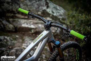 Der 800 mm breite Carbon-Lenker stammt ebenfalls von Ibis Der 800 mm breite Carbon-Lenker stammt ebenfalls von Ibis