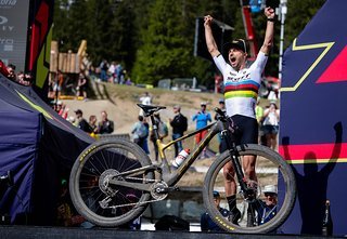 Versteckt sich hier schon im Rahmen – das neue Flight Attendant System im Scott Spark RC von NIno Schurter. Versteckt sich hier schon im Rahmen – das neue Flight Attendant System im Scott Spark RC von NIno Schurter.