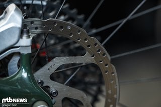 Falsch eingebaut? Die Bremsscheibe läuft im Gegensatz zur Konkurrenz "rückwärts". Falsch eingebaut? Die Bremsscheibe läuft im Gegensatz zur Konkurrenz "rückwärts".