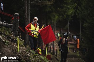 Drapeau Rouge ist französisch und bedeutet Red Flag, und das wiederum ist englisch und bedeutet, dass mal wieder jemand richtig heftig eingekoffert ist