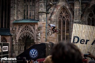 Mit Schwung aus dem Wallride und ab auf den nächsten Hügel. Erdlandungen sorgen dafür, dass die Fahrer sich wohler fühlen.