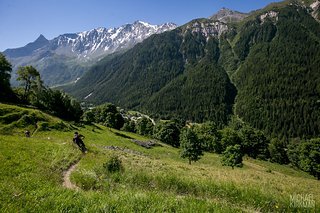 „If it's „green“ under your tire, you`re definitely cutting course“ Abkürzen und damit natürliche Trails zu beschädigen ist ausdrücklich verboten und wird mit empfindlichen Strafen geahndet.